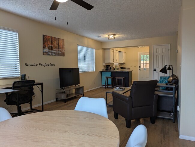 Desde la sala de estar hasta la cocina. - 345 Rim Rock Cir