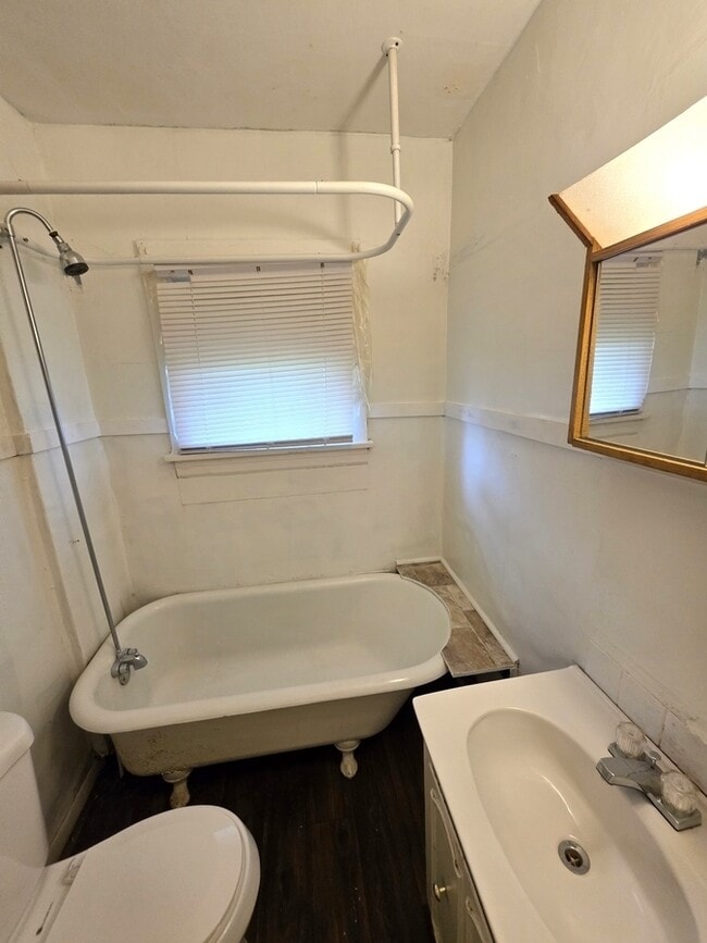 Building Photo - 751 Leonard Ave