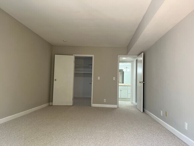 Building Photo - 2126 Pauline Blvd