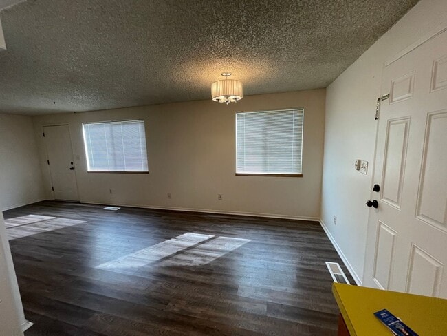 Building Photo - Adorable 2 Bedroom Home