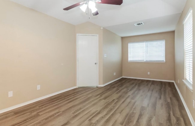 Building Photo - 4246 Hathaway Dr