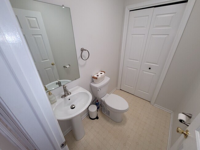 Building Photo - 2104 Harrison Ct