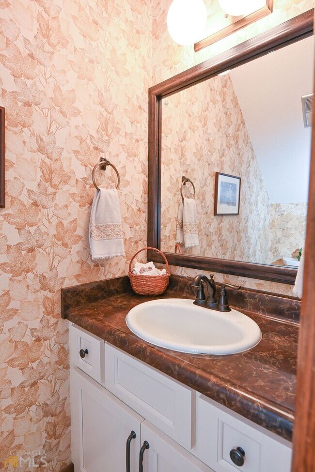 Foto del edificio - Spacious 3-Bedroom Home on Private Lot in ...