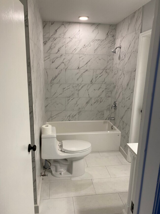 Bath - 218 S Lakeside Dr