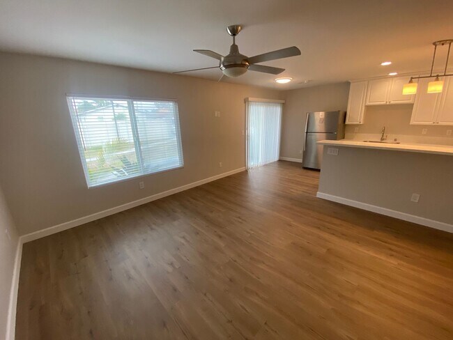 Building Photo - 3 Bed, 2 Bath First Floor Condo in Central...