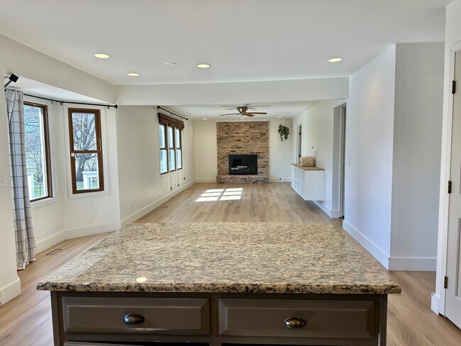 Foto del edificio - 1525 Westglen Dr