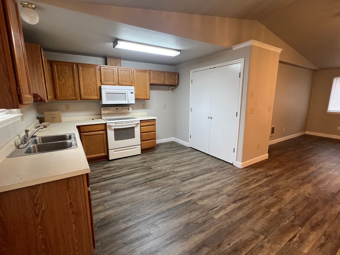 Primary Photo - Single level home in Redmond!