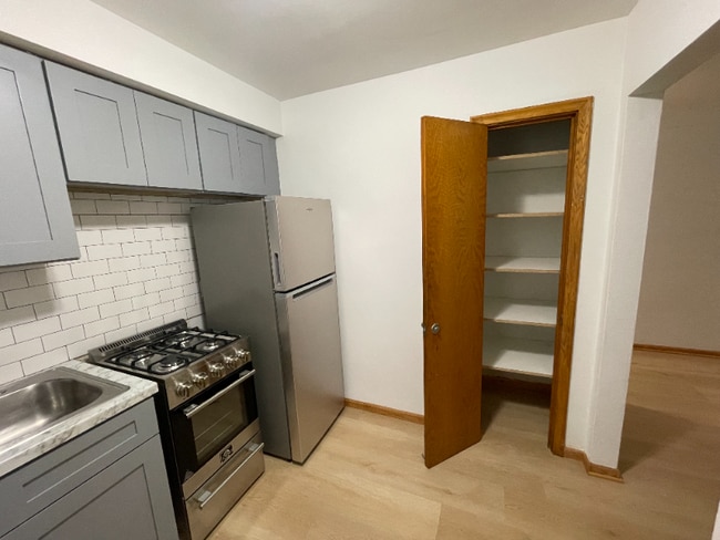 Building Photo - 616 Ivy Ave E