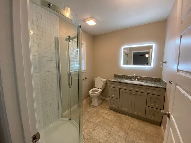 Building Photo - Beautifully Renovated 4 Bed House with Lar...