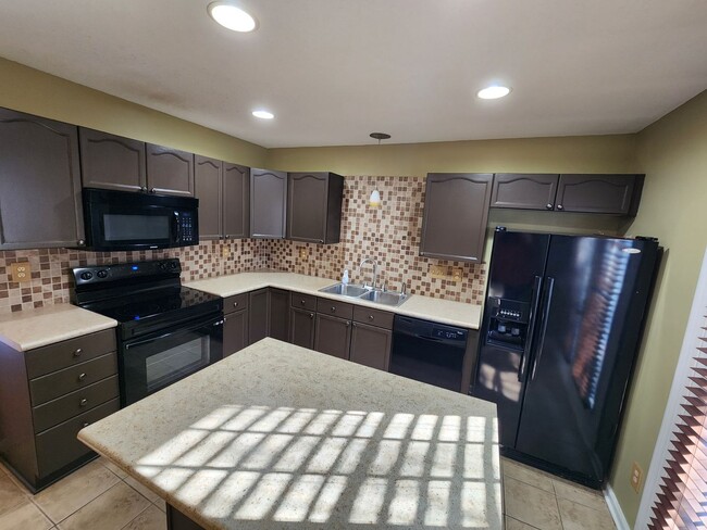 Foto del edificio - 2 Bedroom Townhome in Huntington Ridge