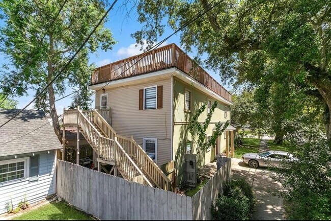 Foto del edificio - 2135 Mirabeau Ave