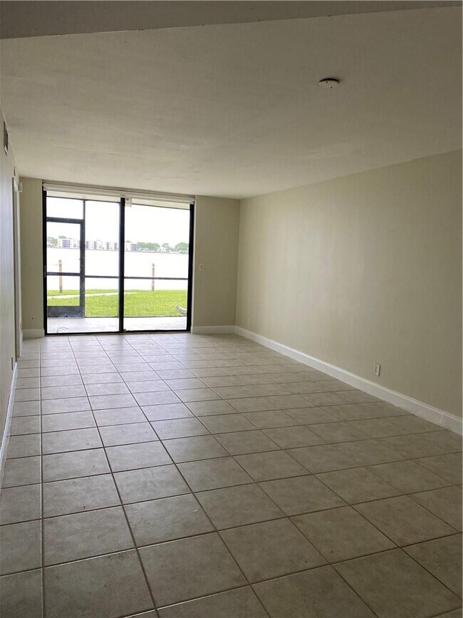 Foto del edificio - 115 Lake Emerald Dr