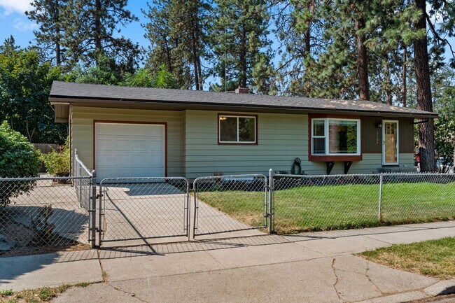 Foto del edificio - South Hill Corner Lot 5 Bed 1 Bath updated...