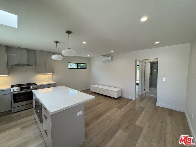 Foto del edificio - 7808 Truxton Ave