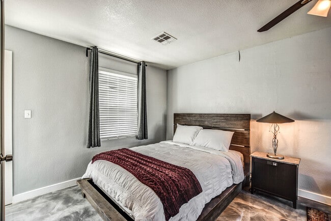 Building Photo - 2 Bd 2 Ba + Guest House with Fully Furnish...