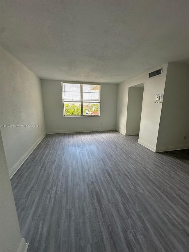Foto del edificio - 1825 W 56th St