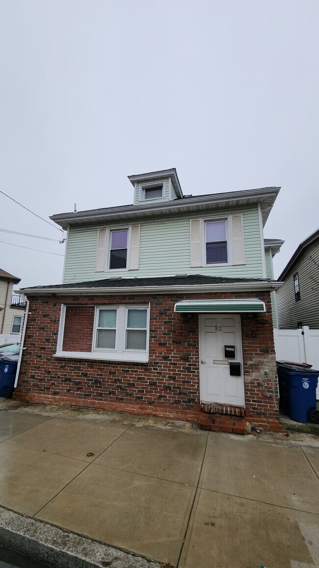 Foto del edificio - 82 Garfield Ave