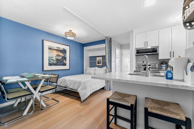 Building Photo - Beautifully Updated & Furnished 1 Bedroom in Lake Front Complex!