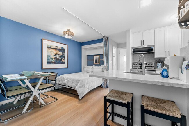 Foto del edificio - Beautifully Updated & Furnished 1 Bedroom in Lake Front Complex!