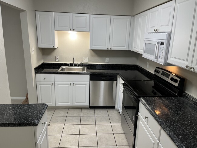 Foto del edificio - 8836 Hidden Hill Dr
