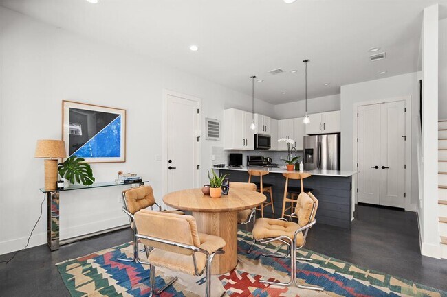 Building Photo - 1702 Cullen Ave