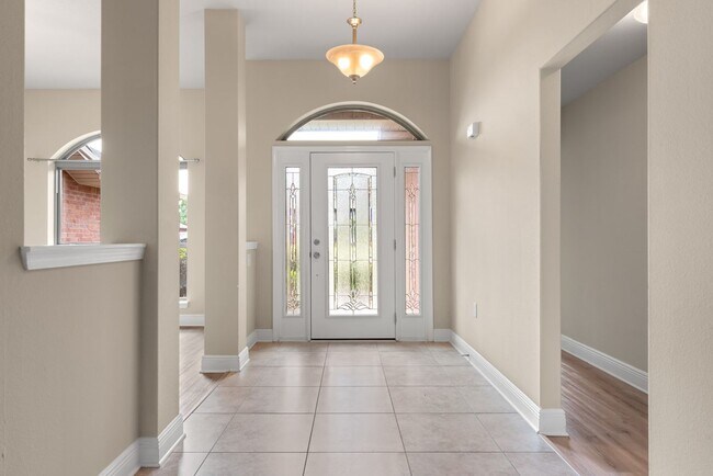 Foto del edificio - Spacious 4-Bedroom Home - Great Location