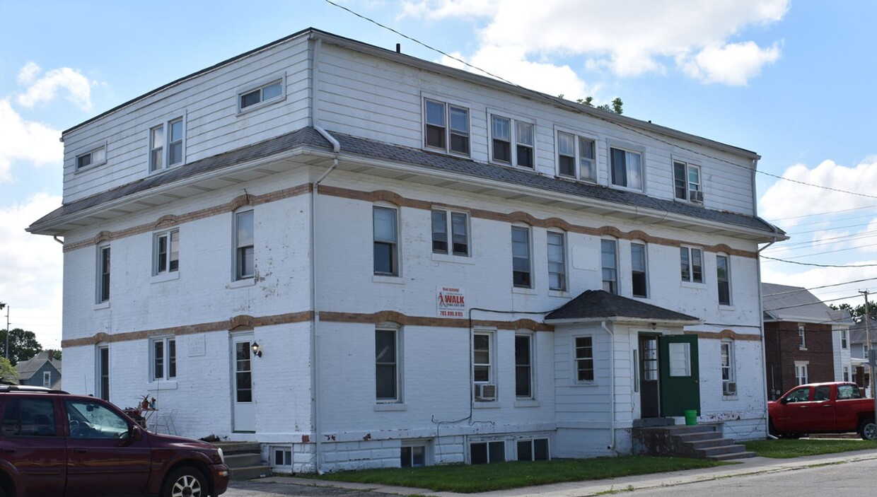 Primary Photo - 2 bedroom, 1 bathroom Apartment! AUGUST 2025!