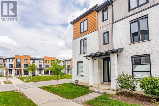 Building Photo - 941 Manhattan Way