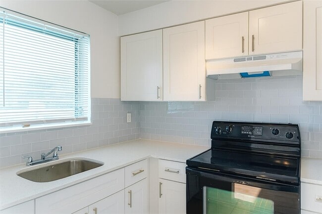 Building Photo - 1241 W River Dr