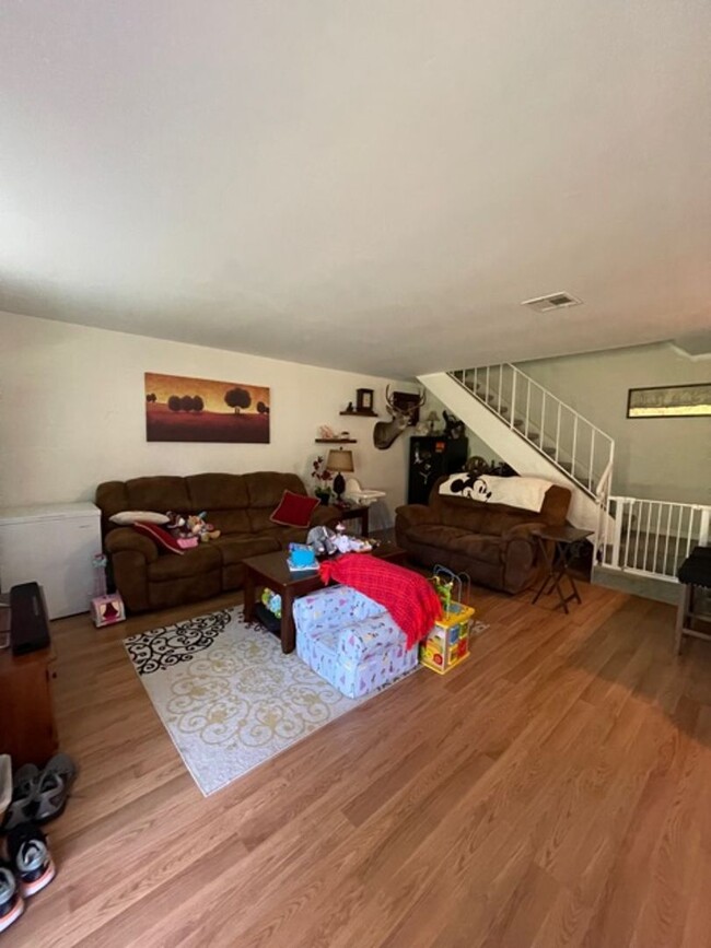 Building Photo - 2 Bedroom- 1 Bathroom Two Story Condo loca...