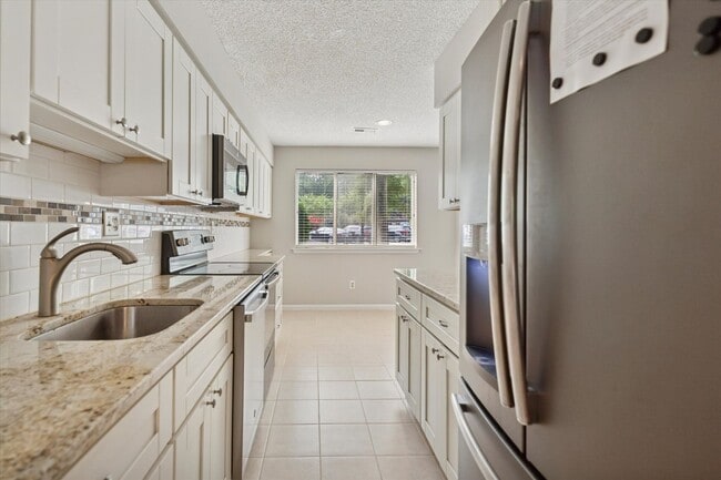Building Photo - Now Available – 2 Bed / 1.5 Bath End Unit ...