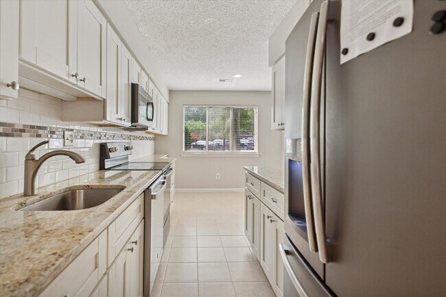 Foto del edificio - Now Available – 2 Bed / 1.5 Bath End Unit ...