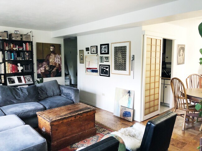 Gran cantidad de espacio de pared para disfrutar de arte en todo el apartamento - 1221 Minor Ave
