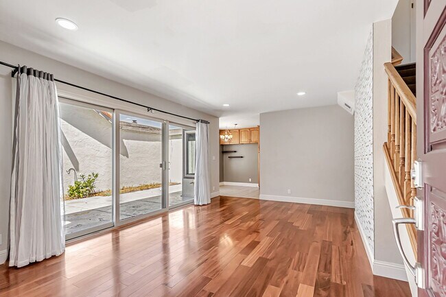 Building Photo - 8130 Park Villa Cir