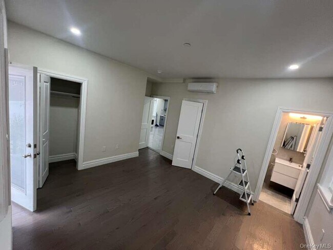 Foto del edificio - 61-14 Cloverdale Blvd