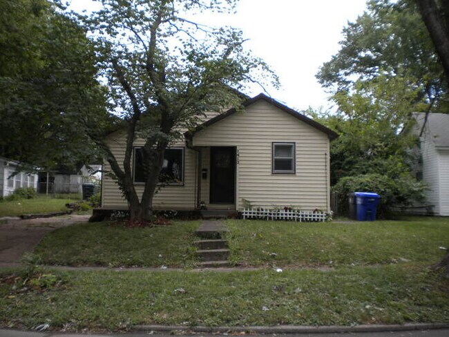 Building Photo - Cute and pet friendly for $695!