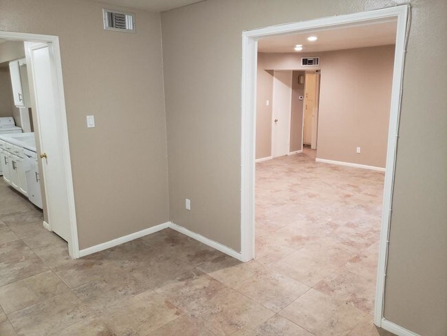 Building Photo - 353 N Post Oak Ln
