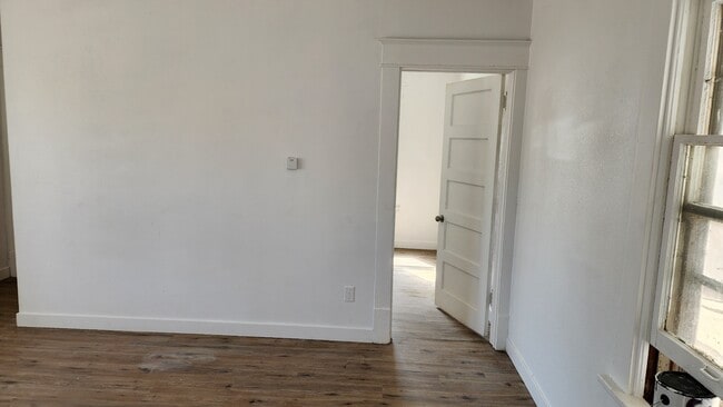 Building Photo - 917 7th Ave