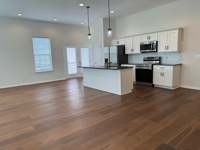Building Photo - 4 bed 3 bath 2 car garage all maintenance ...