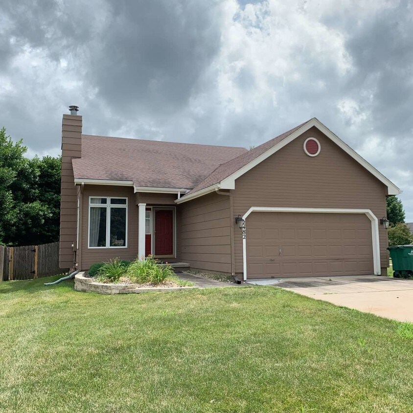 Primary Photo - 2482 Scenic Valley Dr