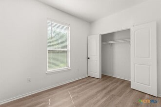 Building Photo - 586 Creekside Cir