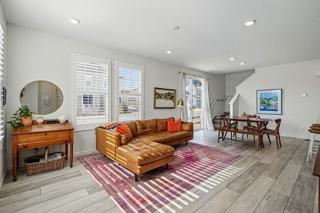 Foto del edificio - Spacious 3BR/3BA Townhome-Available NOW! $...