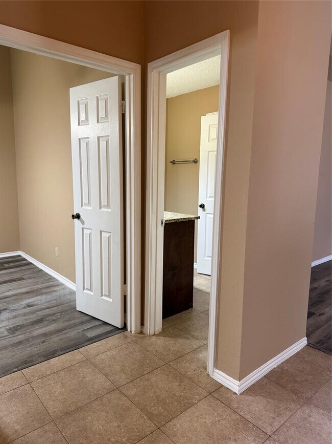 Foto del edificio - 6303 Weeks Cove