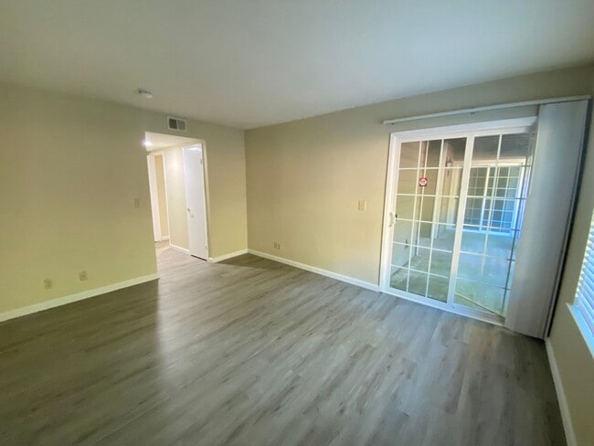 Foto del edificio - Amazing Condo Nestled in the Oakland Hills W/ Parking, Laundry & Patio!