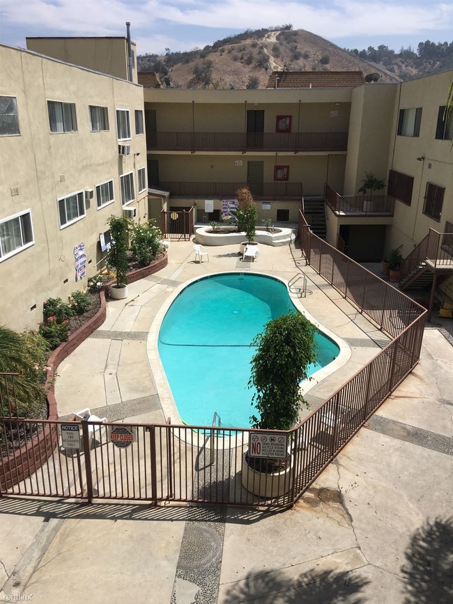 Building Photo - 4686 Woodside Dr