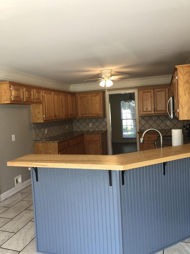 Building Photo - 1020 Joie Dr