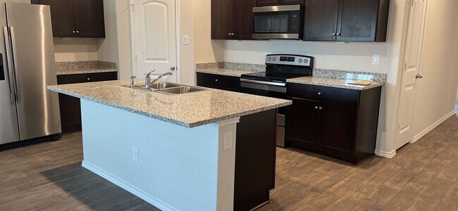 Building Photo - 4 br, 2 bath House - 869 Armadillo