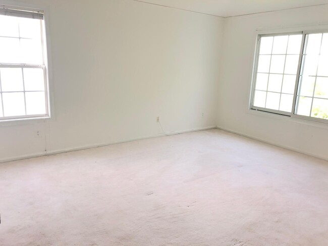 Building Photo - 632 Waterford Dr