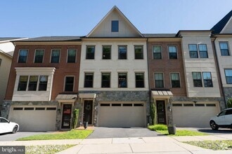 Building Photo - 234 Caulfield Lane