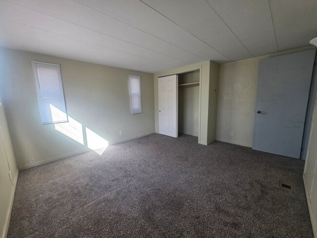 Building Photo - 4001 E Denison-Chattaroy Rd